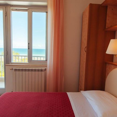 Hotel Perrozzi Vasto Szoba fotó